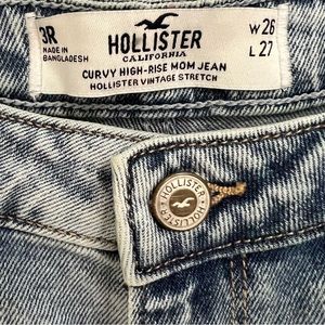Hollister Curvy High-Rise Mom Jean. 3R.